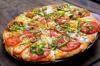 Massa de Pizza, Molho Especial de Tomate, Queijo Mussarela, Tomate, Pimentão, Cebola, Azeitona, Mangericão e Orégano. 
