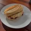 Pão com tucumã, queijo, ovo e presunto 