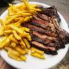 Chuleta na brasa com fritas