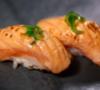 NIGUIRI SALMÃO FLAMBADO