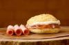 PÃO C/ PEITO DE PERU E QUEIJO