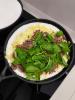 Tapioca de carne seca com rúcula e mussarela.
