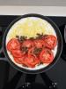Tapioca de carne moída com tomate e queijo.