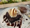 BROWNIE COM SORVETE DE CREME E CALDA 
