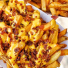 Batata frita pequena com chedar e bacon