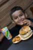 combo kids : um hambúrguer ,4 nuggets e um guaravita