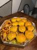 CAIXA C/12 MINI HAMBÚRGUER+FRITAS C/ BACON E CHEDER E CEBOLA AMILANESA 