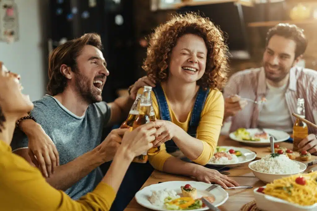 pessoas-felizes-no-restaurante